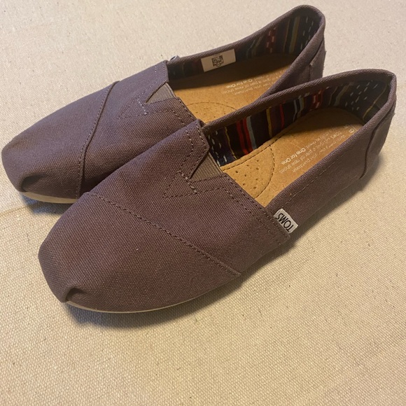 Tom’s slip on gray canvas shoes Size 6.5 - Picture 1 of 6